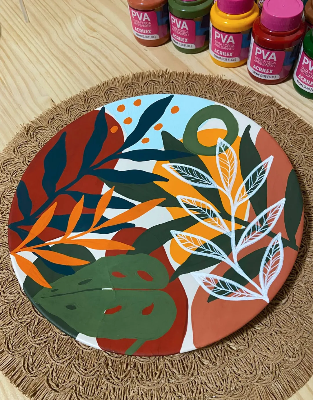 Bandeja redonda pintada com folhagens tropicais